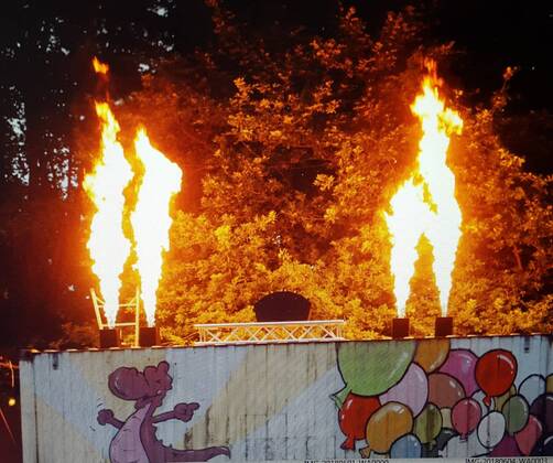 Unser Container mit bunter Bemahlung, Dino, Luftballons und oben drauf 4 Flammenwerfer, die gerade brennen